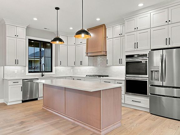2nd image of 738 Azalea Ln