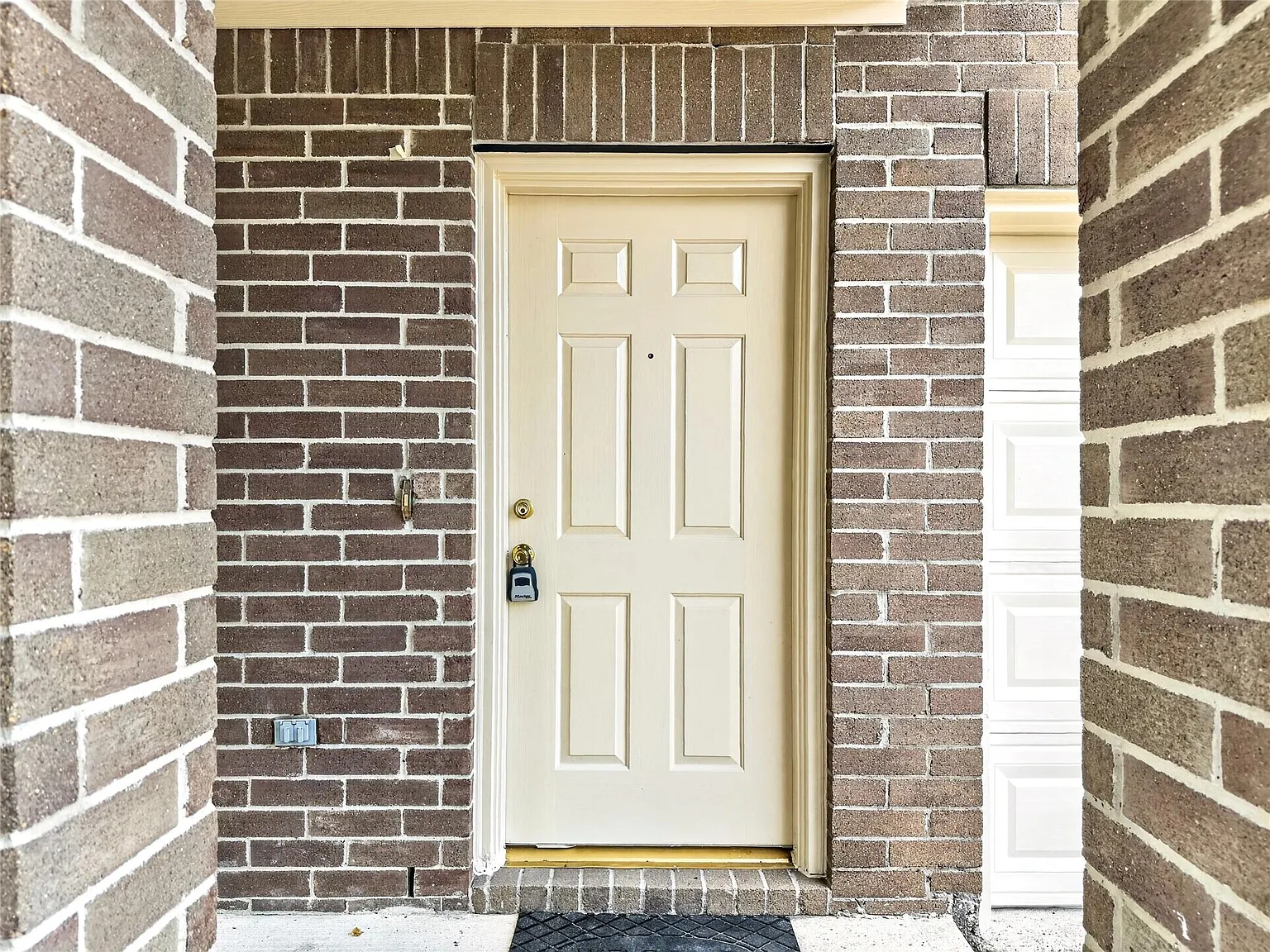 3 bed, 2.5 bath, 2109 sqft, $2,100 — Photo 3