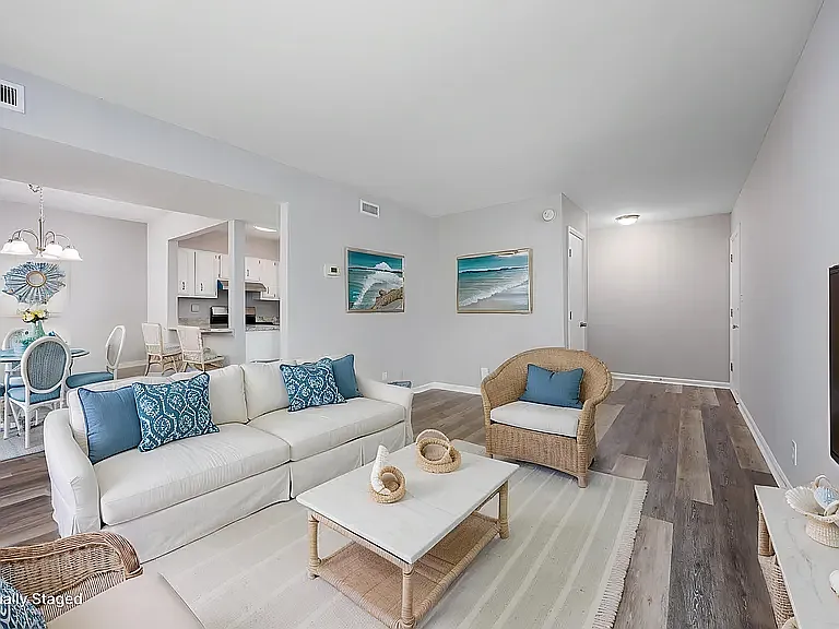 2 bed, 1050 sqft, $1,600 — Photo 2
