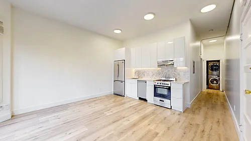 755 6th Ave #759-05 Photo 1