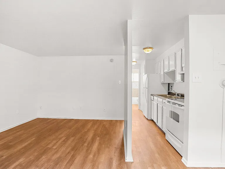 Camelot Apartments — Photo 31