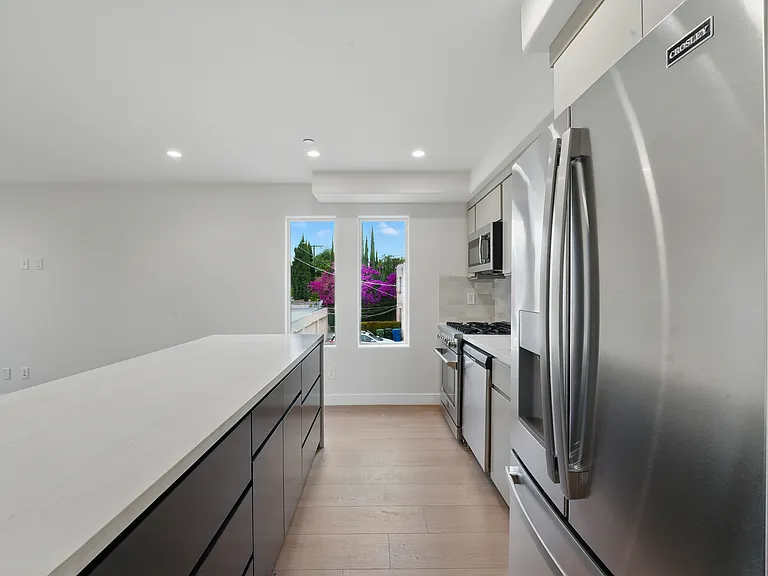 8236 1/2 Blackburn Ave — Photo 8