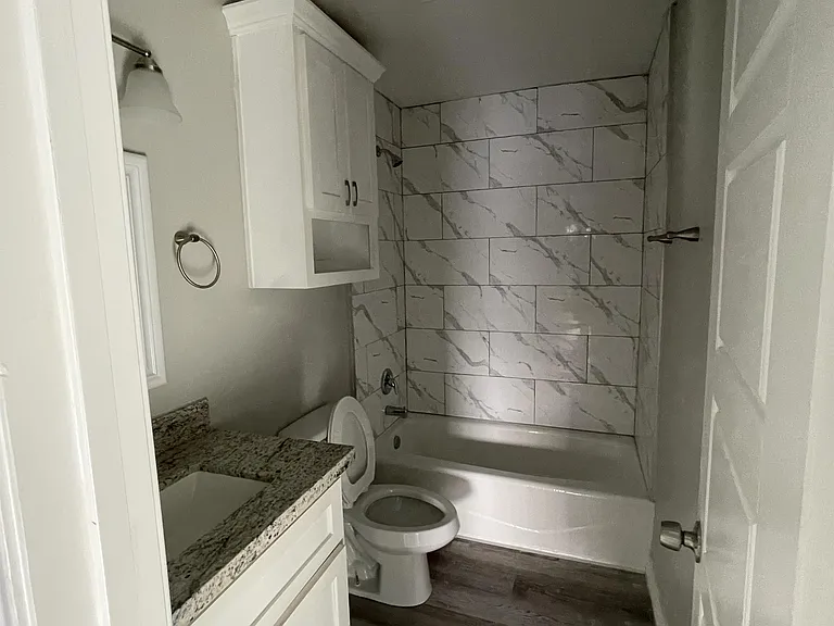 607 E Washington St — Photo 5