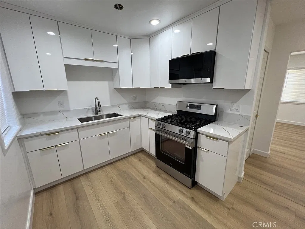 2 bed, 900 sqft, $2,850 — Photo 2