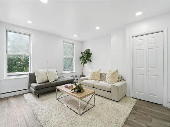 283 Griffith Street image 5 of 29