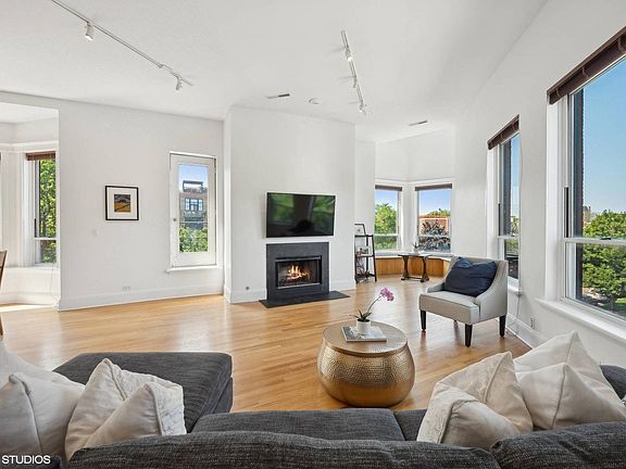 3rd image of 1313 N Wood St #3