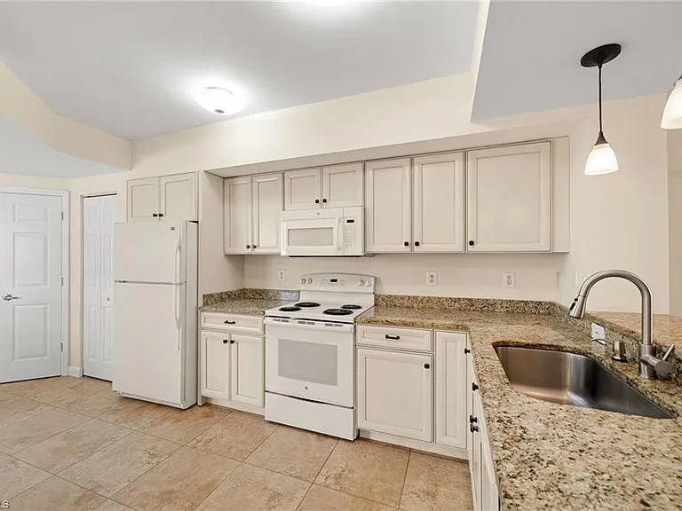 5045 Cedar Springs Dr #103 — Photo 9