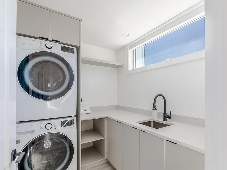 Landry Cres — Photo 18
