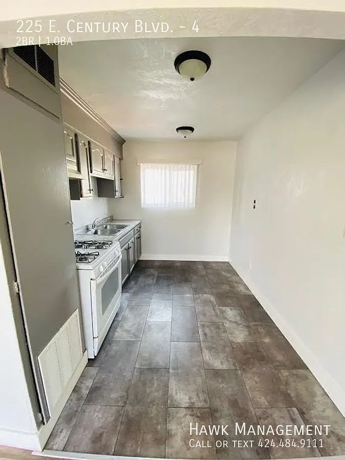 Charming 2-Bedroom Gated Apartment in South LA — Photo 3