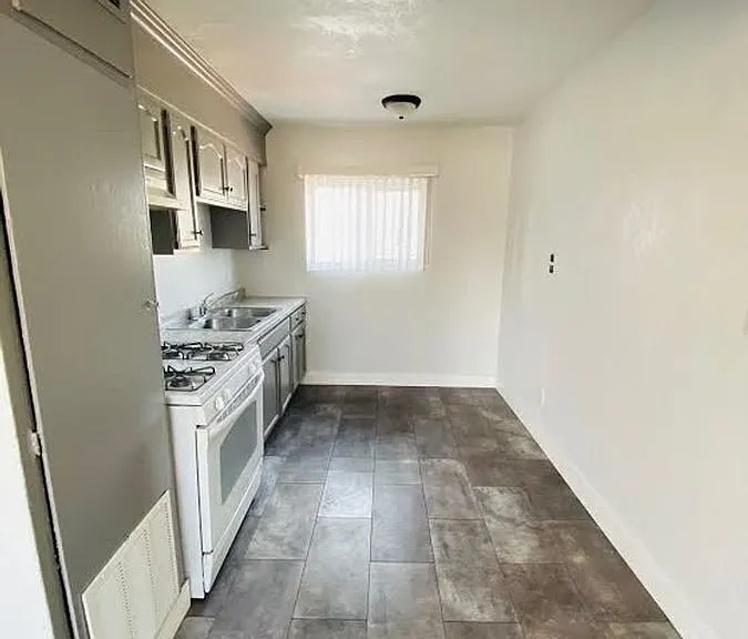 225 E Century Blvd #4 — Photo 3