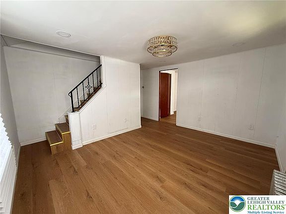 3rd image of 619 Hickory St