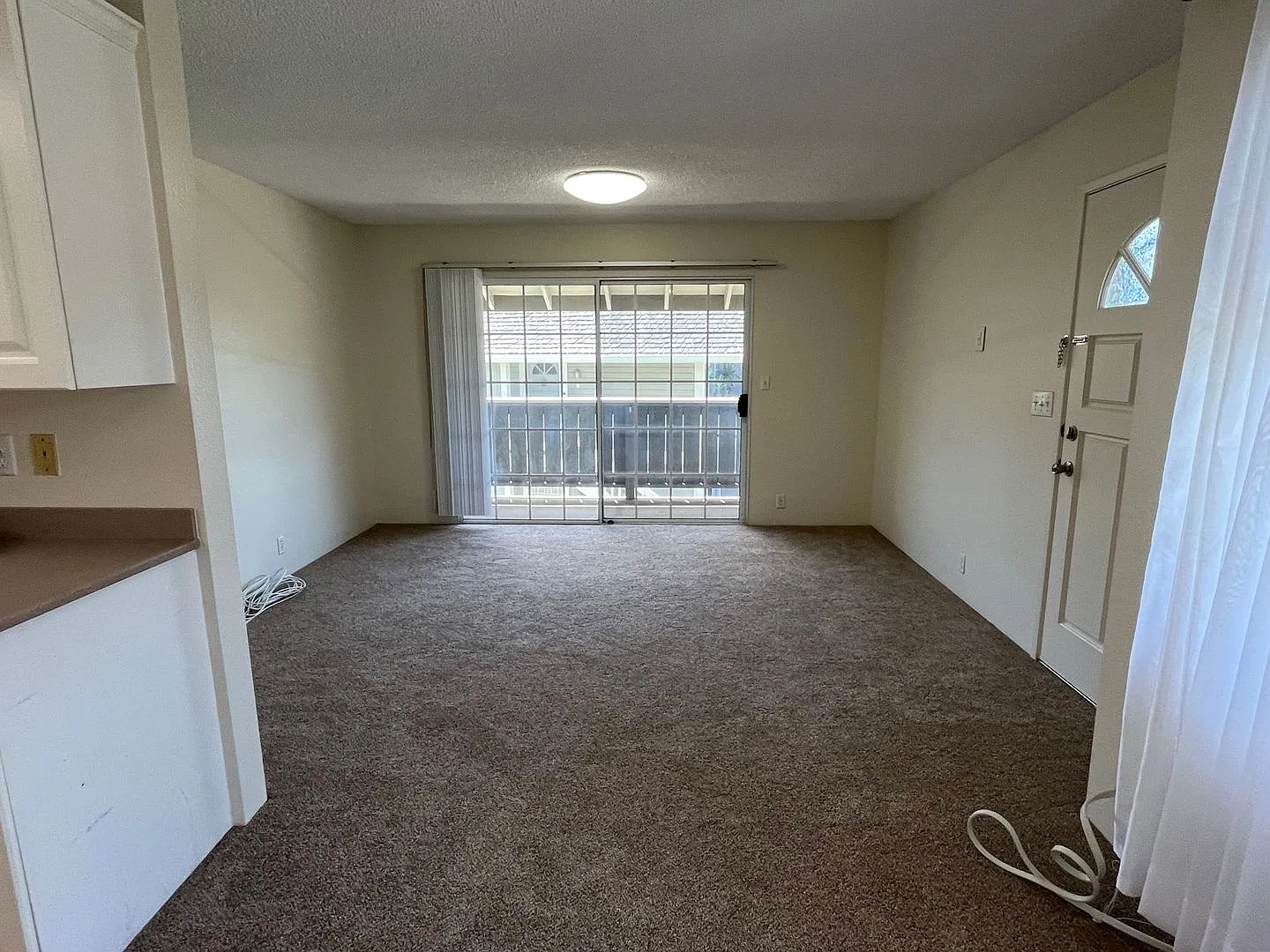 $2,500 Waipahu (Royal Palm at Waipio) - Great Location - 2 bedroom townhome with A/C & 1 parking — Photo 3