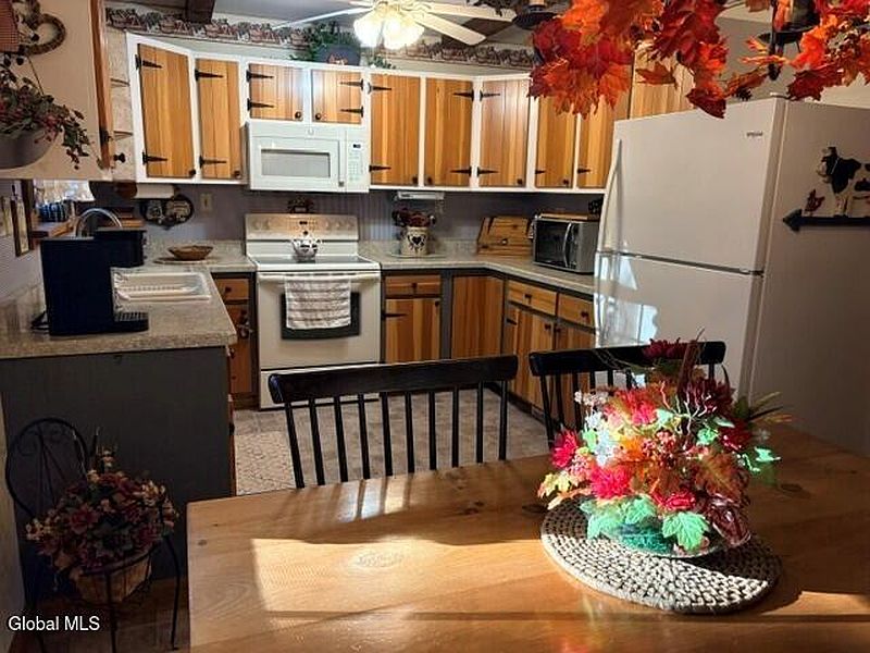 4th image of 27 Ferndell Spring Drive