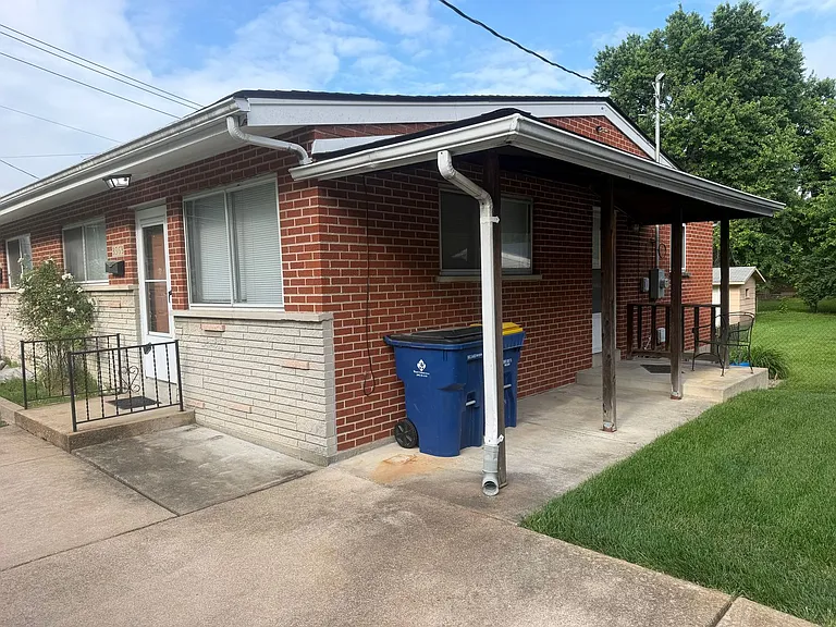 (357) 3961-63 Jane — Photo 19
