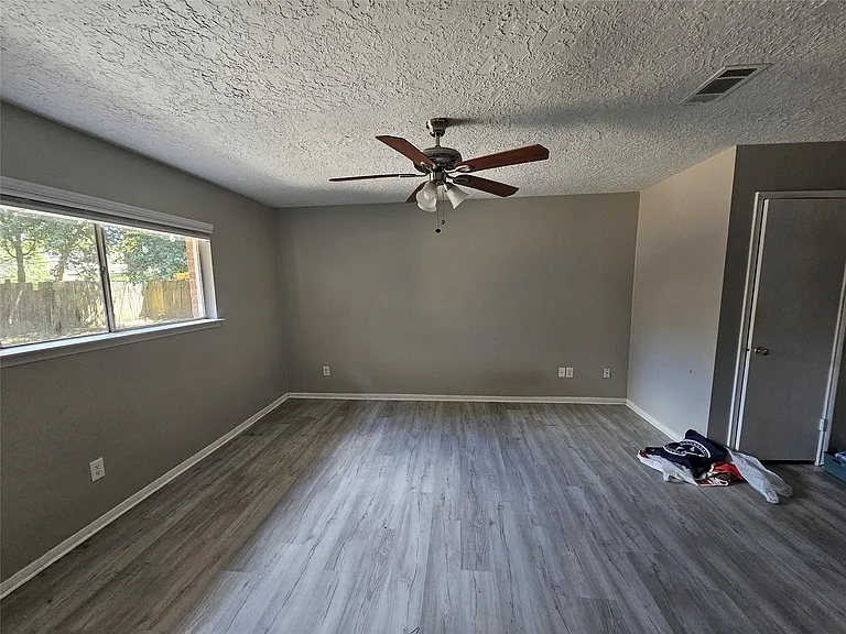 29402 Loddington St — Photo 5