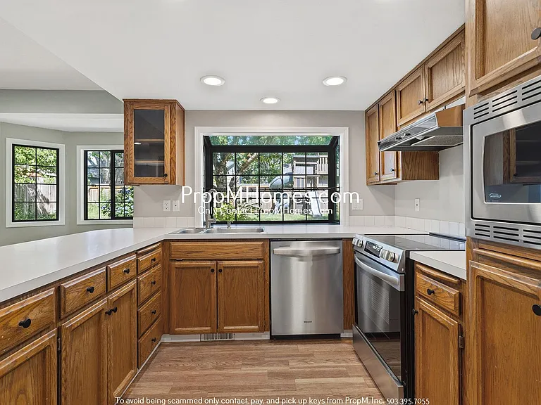 12200 SW 128th Ave — Photo 10