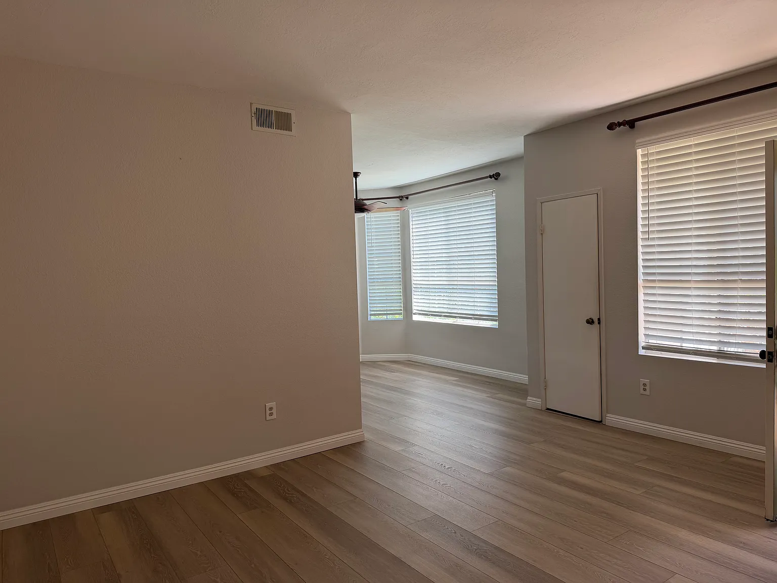 2 bed, 949 sqft, $3,325 — Photo 4