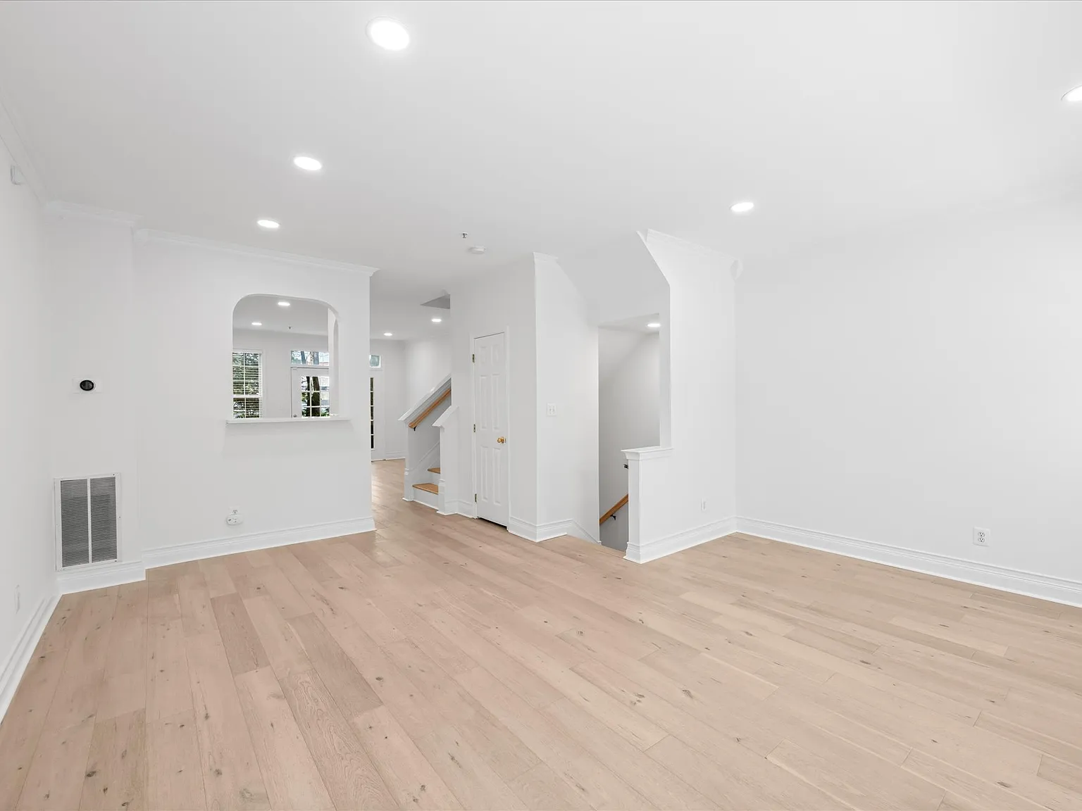 3 bed, 2.5 bath, 2296 sqft, $4,500 — Photo 2