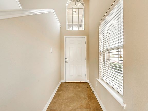 4th image of 1305 Silver Maple Ln