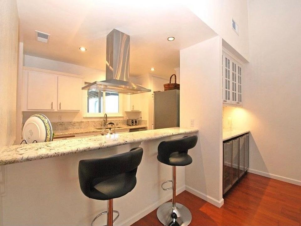 1st image of 225 E 2nd St Unit 10
