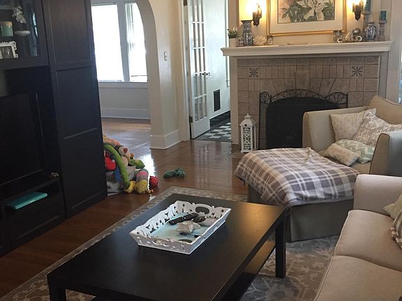 Living room with furnature to give you an idea of space.