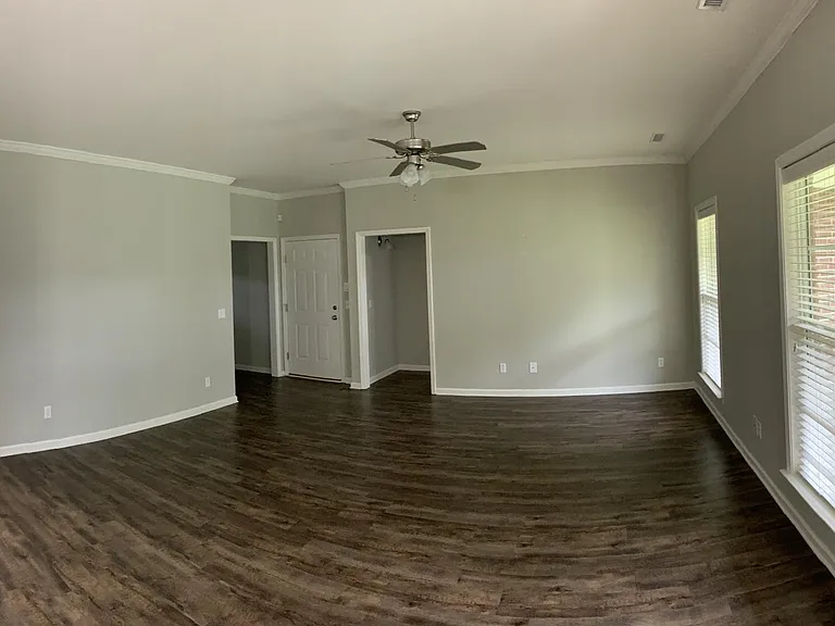 304 Huron Dr — Photo 5