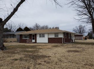 607 W 3rd St, Russell, KS 67665