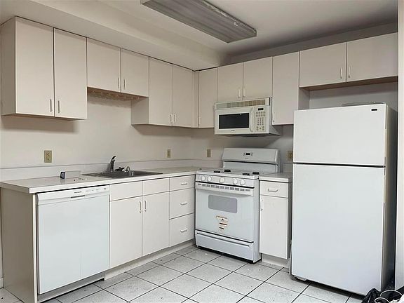 3rd image of 106 Adams St APT 2
