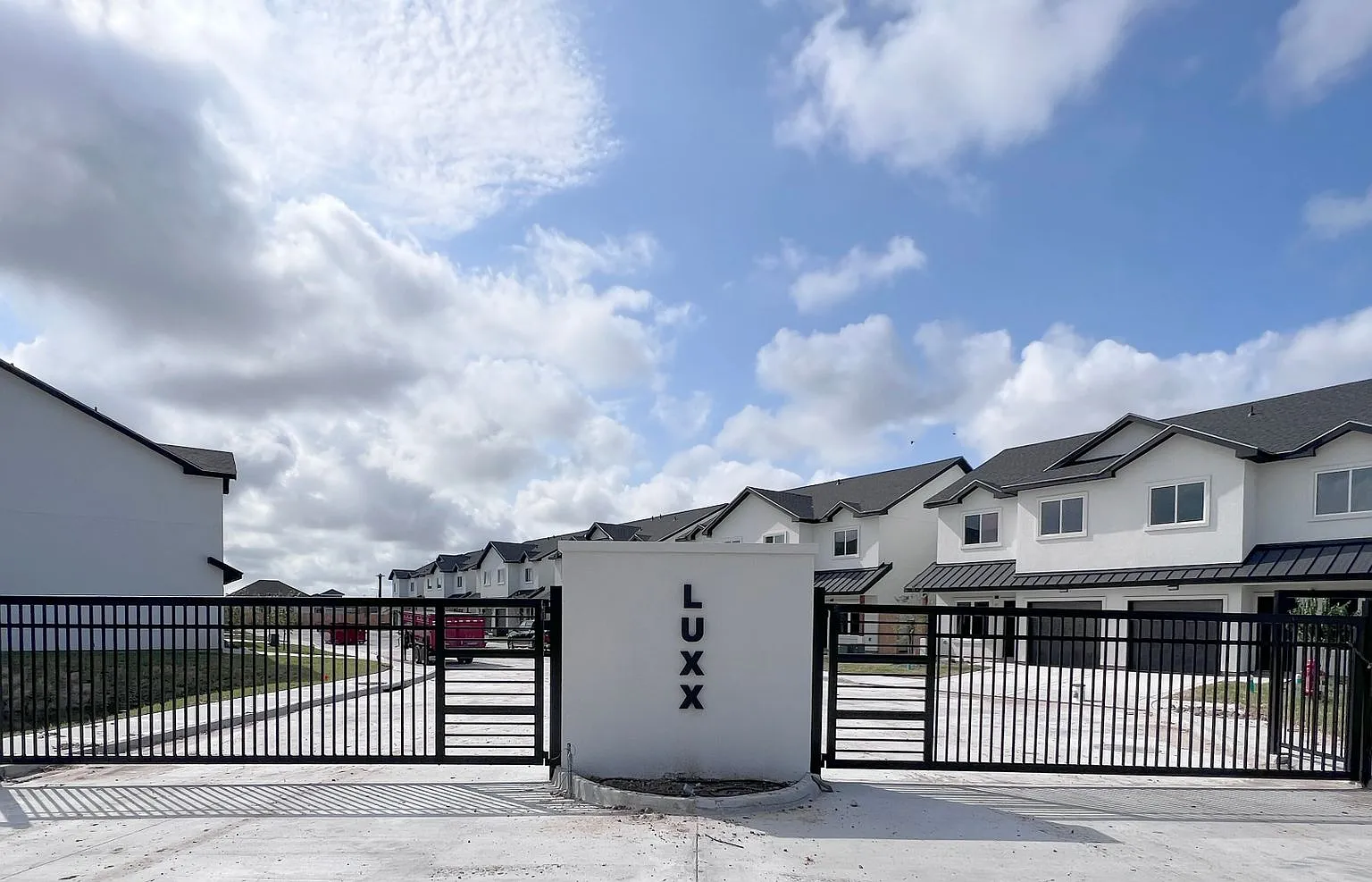 Luxury Townhome In Gated Community (Close to Expressway 281 & Wisconsin) — Photo 3