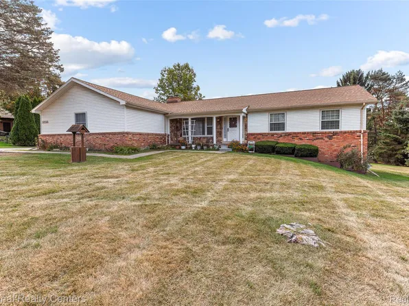 12518 Clover Ln, South Lyon, MI 48178