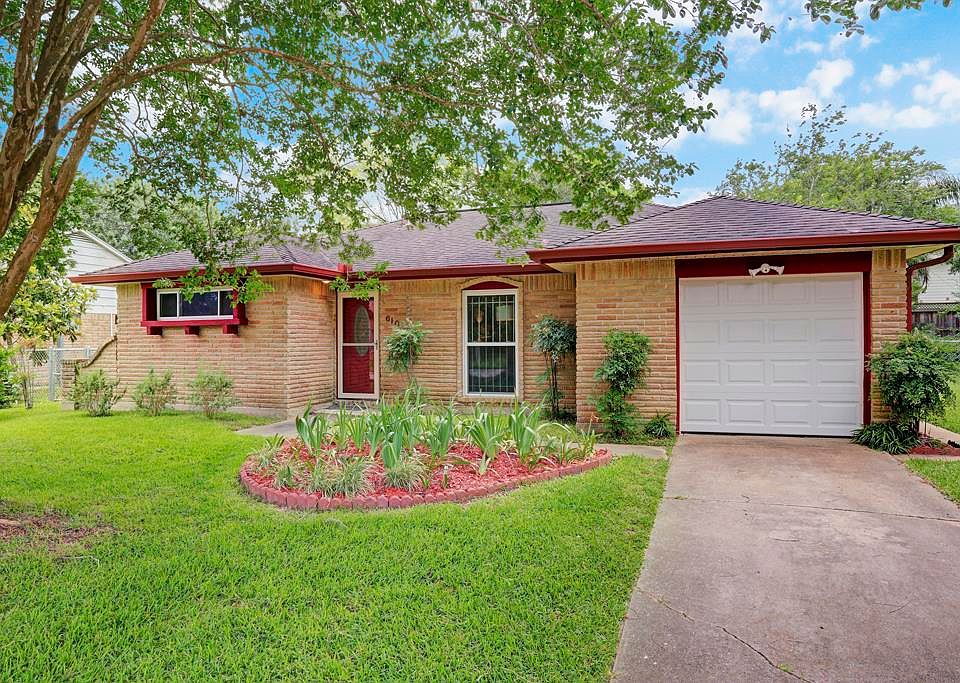 1st image of 610 Stoneledge Dr