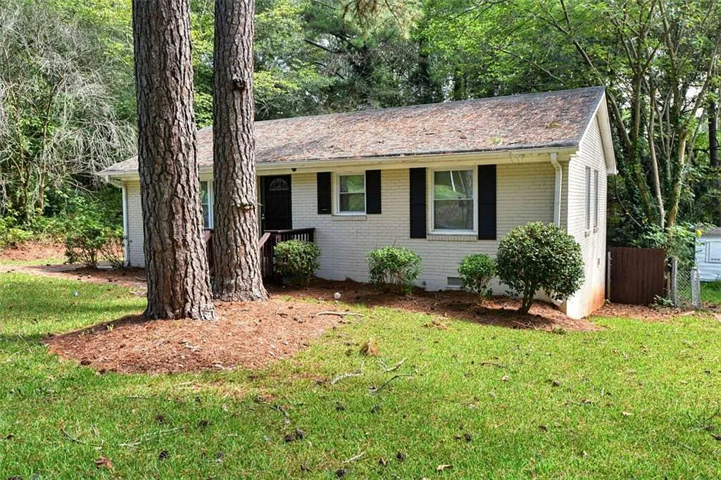 3 bed, 1.0 bath, 1000 sqft, $1,590 — Photo 2
