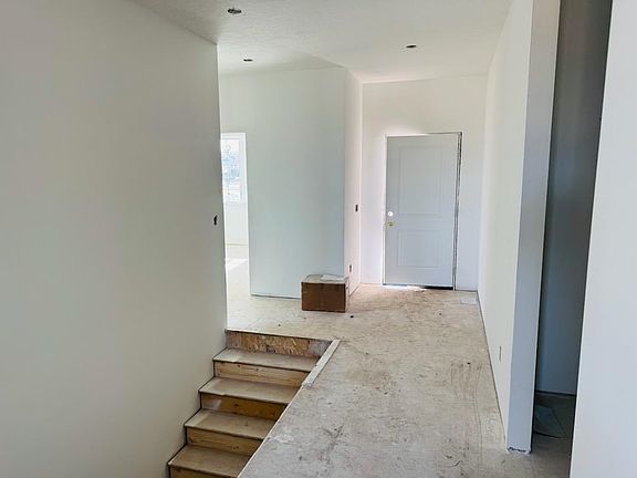 5th image of 809 W S St