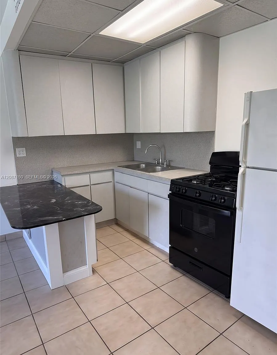 Pembroke Arms Condo Apts — Photo 3