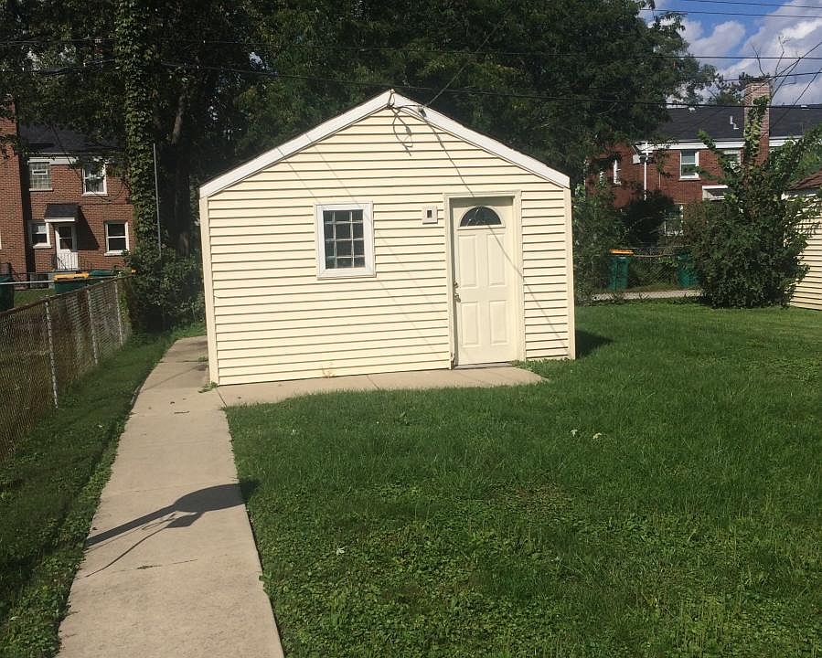 2nd image of 311 Belden Pl