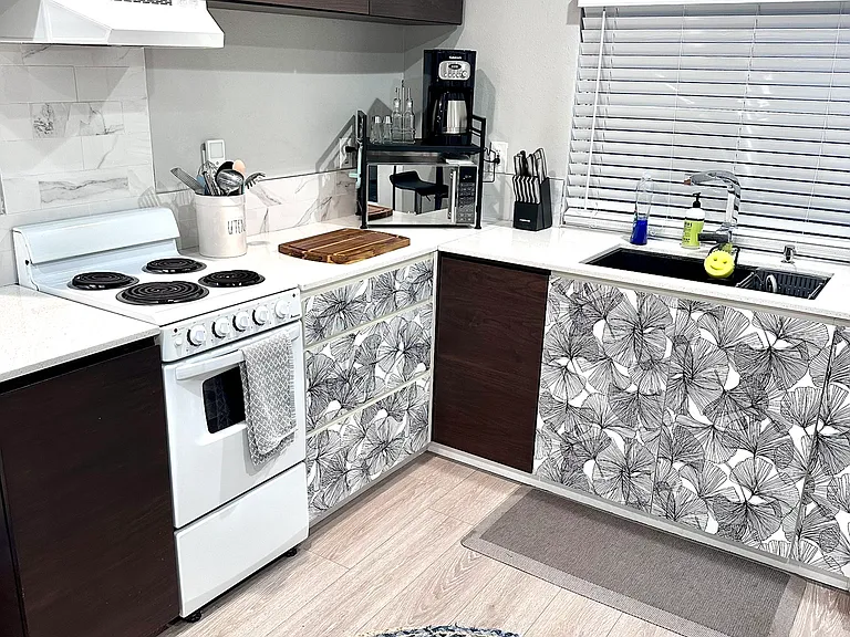Charming full kitchen (fully stocked)