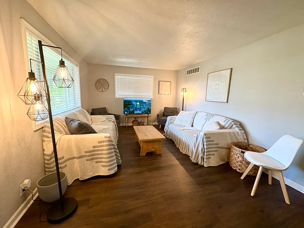 4 bed, 2118 sqft, $3,900 — Photo 3
