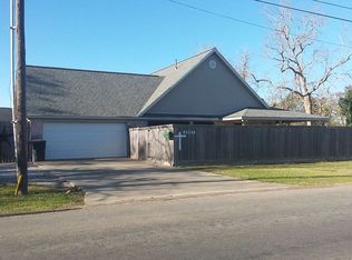 5601 25th St, Groves, TX 77619