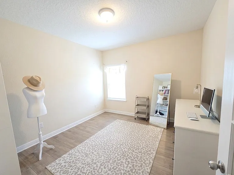 Bonus room with double glass doors