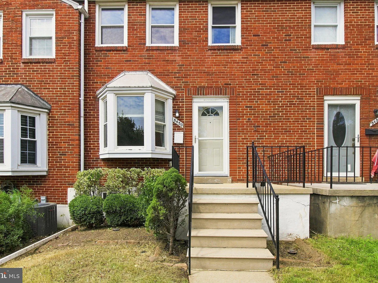 3 bed, 1.5 bath, 1350 sqft, $2,200 — Photo 3