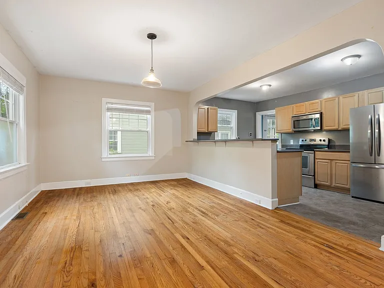 713 W Knox St — Photo 4