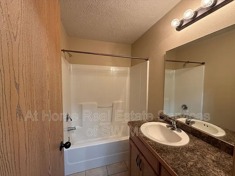 936 N Parkwood Ave — Photo 6