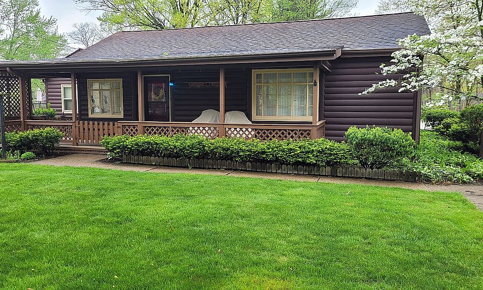 Gorgeous front porch.
