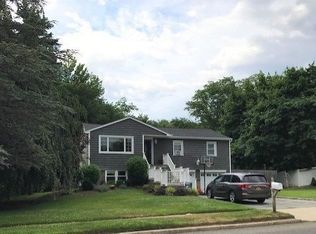 115 Plymouth Blvd, Smithtown, NY 11787