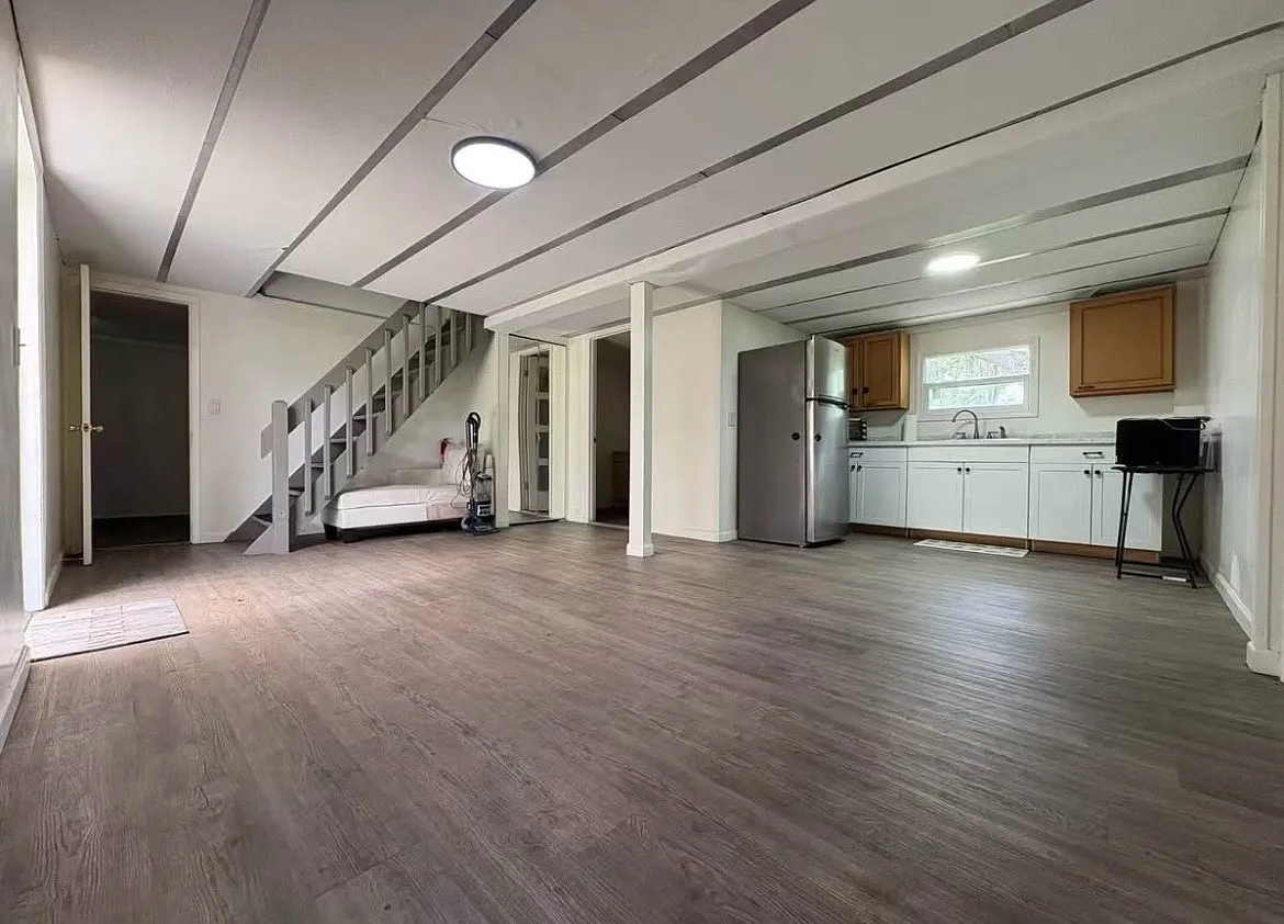 3 bed, 1000 sqft, $1,950 — Photo 2