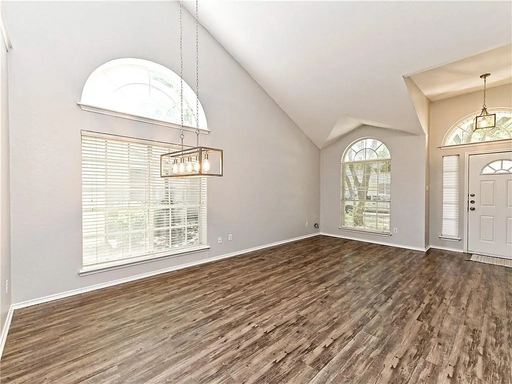 4 bed, 3.0 bath, 2160 sqft, $2,400 — Photo 2