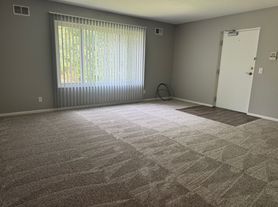 Goodhue Apartments, 201E