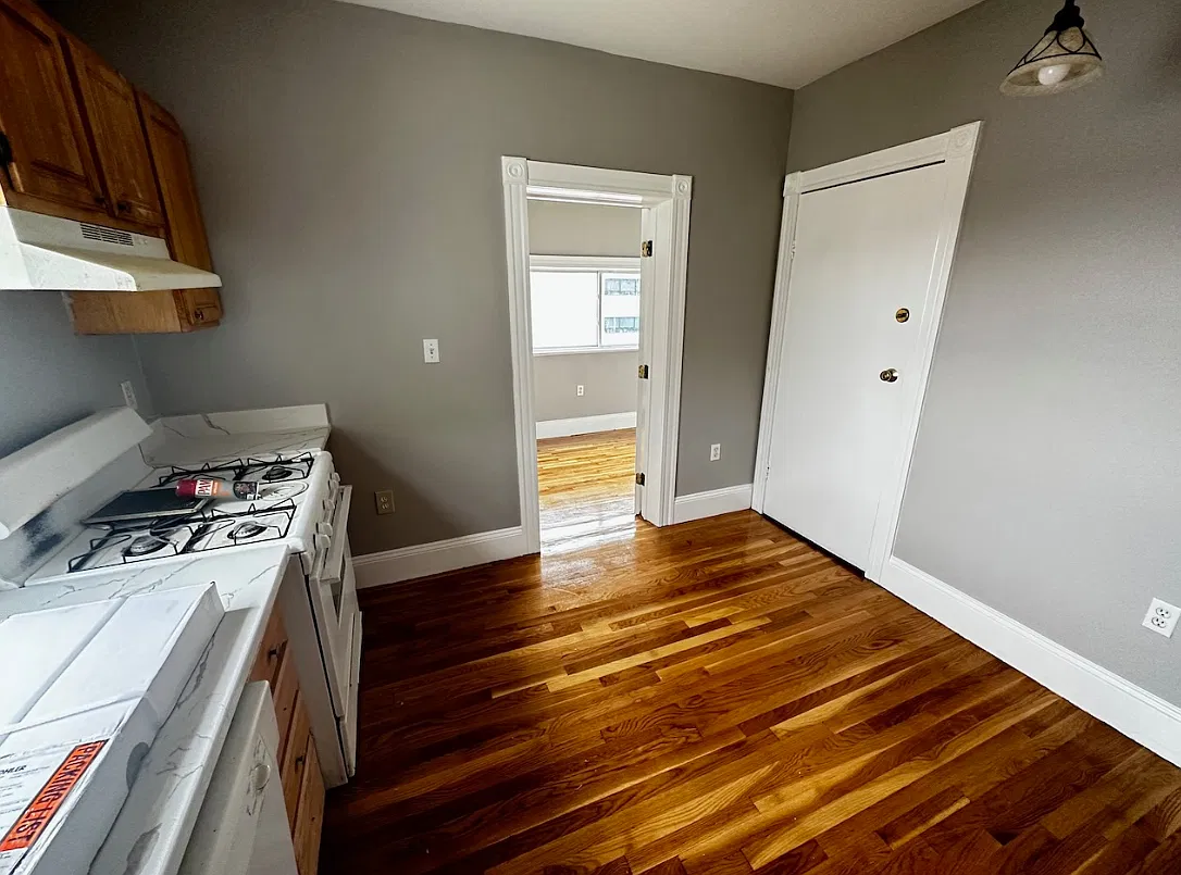 4 bed, 1.5 bath, 1800 sqft, $3,100 — Photo 2