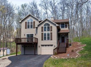 8999 Hickory Hollow Ct, Dubuque, IA 52003
