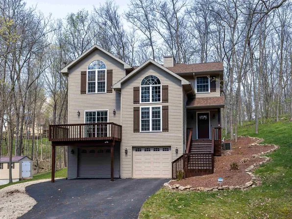 8999 Hickory Hollow Ct, Dubuque, IA 52003